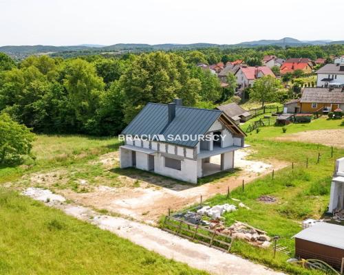 Dom w spokojnej okolicy Jeziora Dobczyckiego.