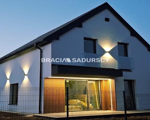 Nowy dom wolnostojący w stanie deweloperskim