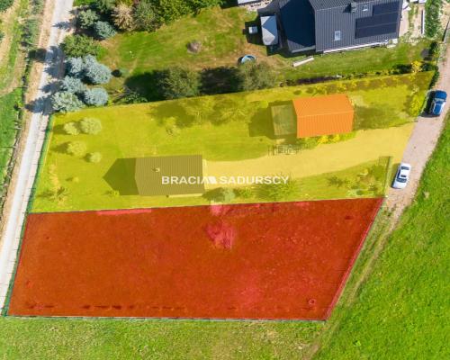 Dom nad jeziorem z dużą działką widokową.