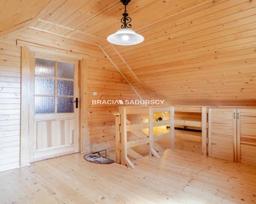 Dom nad jeziorem z dużą działką widokową.