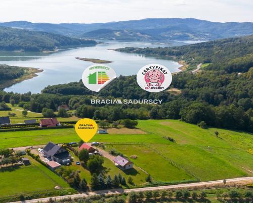 Dom nad jeziorem z dużą działką widokową.