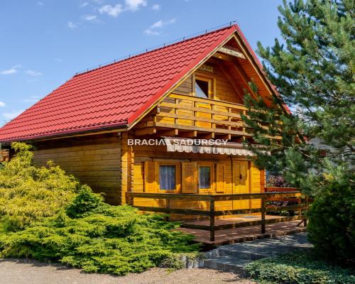 Dom nad jeziorem z dużą działką widokową.