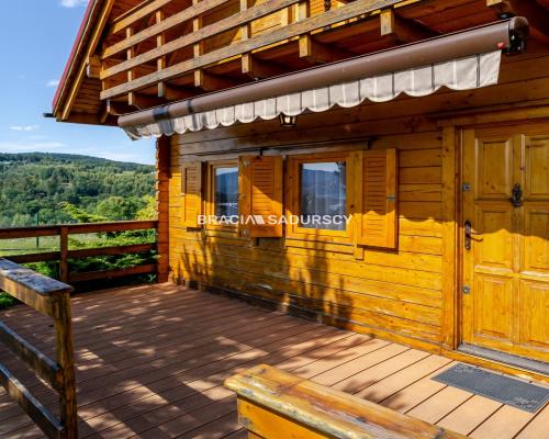 Dom nad jeziorem z dużą działką widokową.