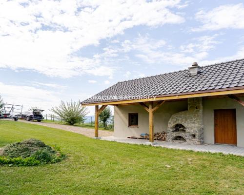 Dom nad jeziorem z dużą działką widokową.