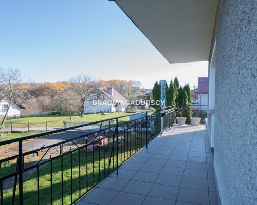 Przestrzenny dom w okolicach Mogilan.