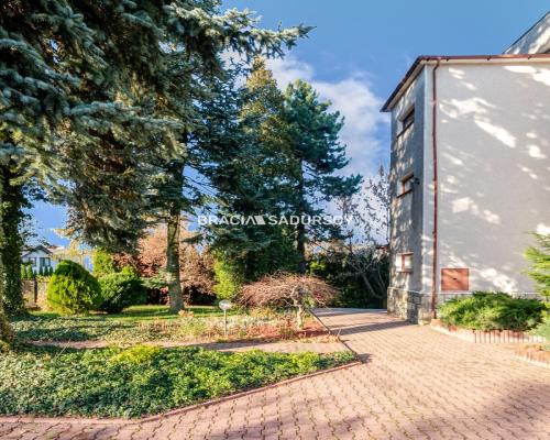 Przestrzenny dom w okolicach Mogilan.