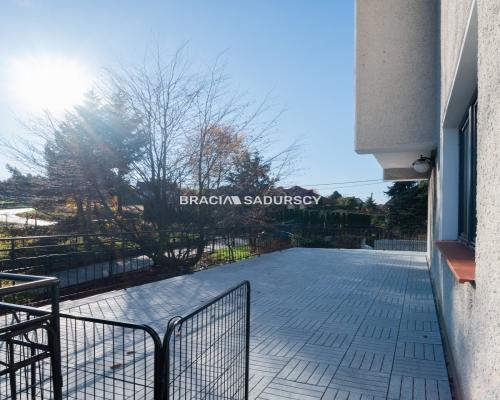 Przestrzenny dom w okolicach Mogilan.