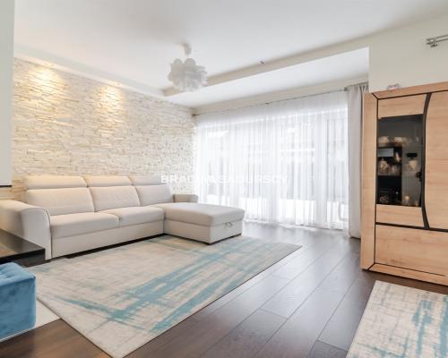 Nowoczesny dom bliźniak w cichej okolicy.