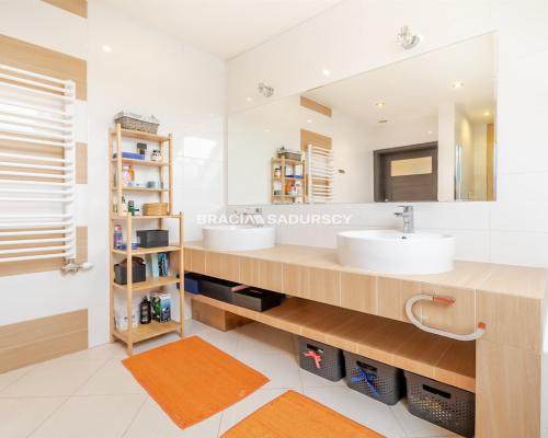 Nowoczesny dom bliźniak w cichej okolicy.