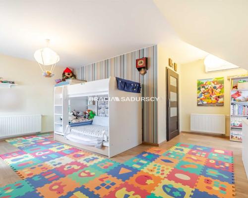 Nowoczesny dom bliźniak w cichej okolicy.