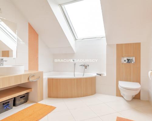 Nowoczesny dom bliźniak w cichej okolicy.