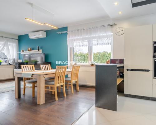 Nowoczesny dom bliźniak w cichej okolicy.