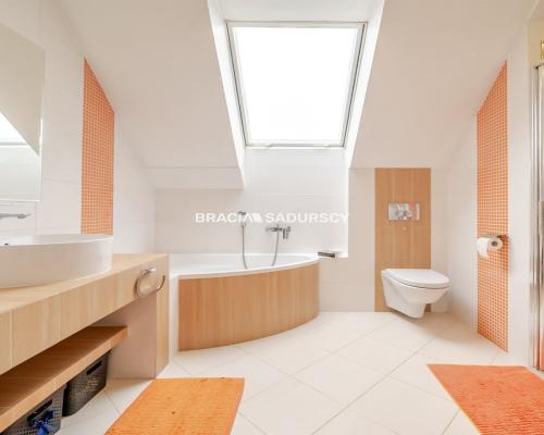 Nowoczesny dom bliźniak w cichej okolicy.