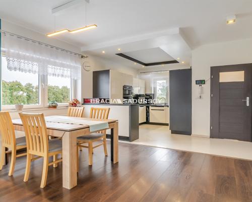 Nowoczesny dom bliźniak w cichej okolicy.