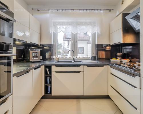 Nowoczesny dom bliźniak w cichej okolicy.