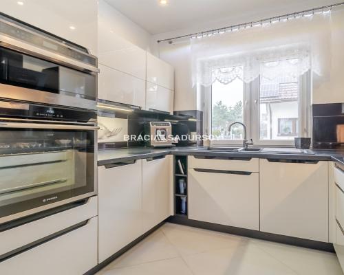 Nowoczesny dom bliźniak w cichej okolicy.