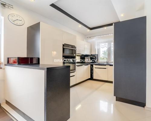 Nowoczesny dom bliźniak w cichej okolicy.