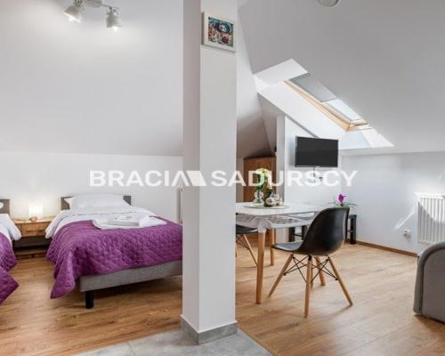 Budynek z 6 niezależnymi apartamentami.