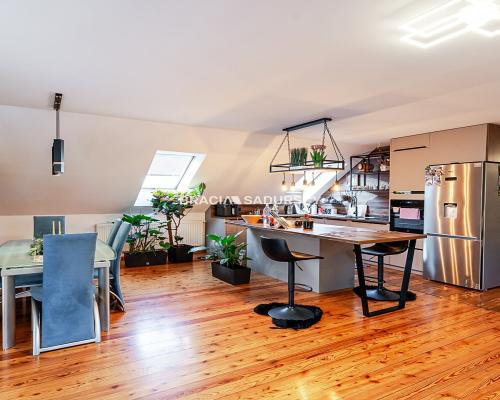 Dwa domy w otoczeniu Puszczy Niepołomickiej.