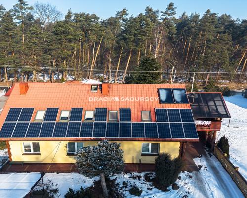 Dwa domy w otoczeniu Puszczy Niepołomickiej.