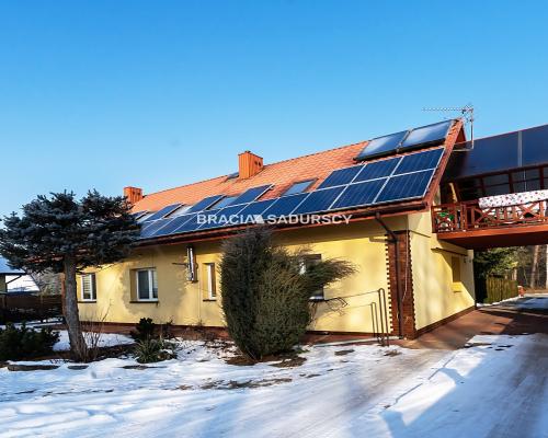 Dwa domy w otoczeniu Puszczy Niepołomickiej.