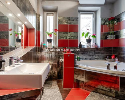 270 m w prestiżowej dzielnicy. Dom + lok. usługowe