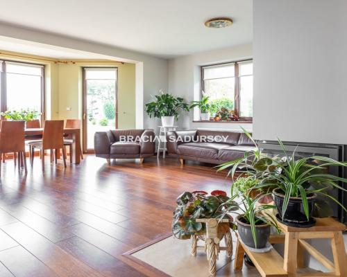 Przepiękny dom na sprzedaż w spokojnej okolicy!