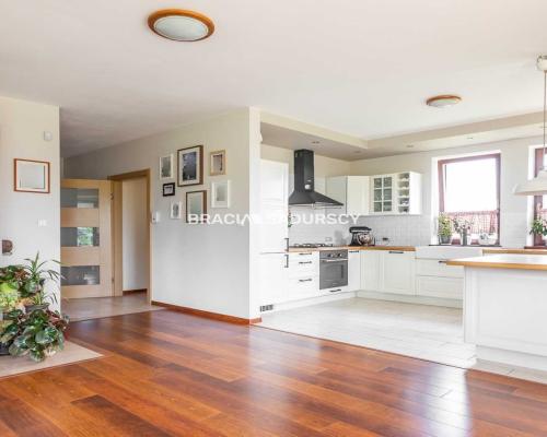 Przepiękny dom na sprzedaż w spokojnej okolicy!