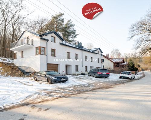 Wygodne domy pod lasem w Podgórkach Tynieckich.