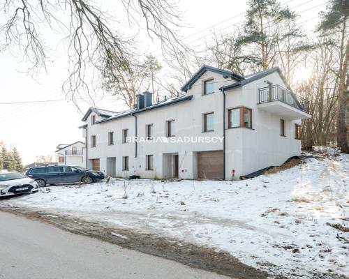 Wygodne domy pod lasem w Podgórkach Tynieckich.