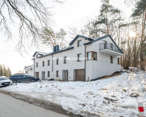 Wygodne domy pod lasem w Podgórkach Tynieckich.