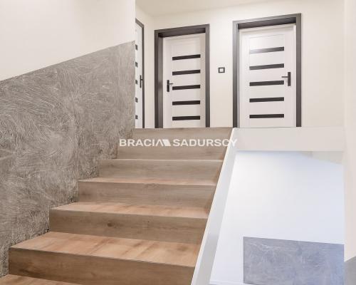 Wygodne domy pod lasem w Podgórkach Tynieckich.