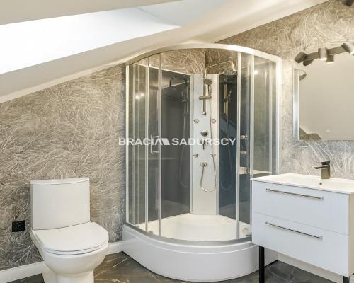 Wygodne domy pod lasem w Podgórkach Tynieckich.