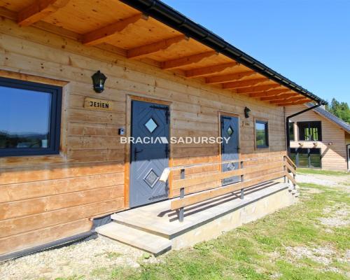 Dwa drewniane domy z czterema lokalami