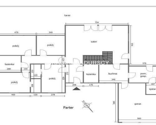 Dom z pięknym ogrodem i budynkiem usługowym