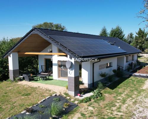 Biuro Nieruchomości Bracia Sadurscy prezentuje na sprzedaż nowoczesny, energooszędny dom wolnostojący o wysokim standardzie wyk