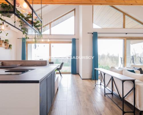 Biuro Nieruchomości Bracia Sadurscy prezentuje na sprzedaż nowoczesny, energooszędny dom wolnostojący o wysokim standardzie wyk