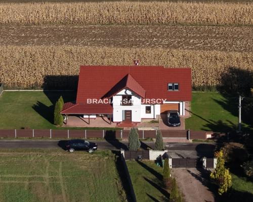 Wygodny dom z przestronnym salonem w atrakcyjnej lokalizacji niedaleko Krakowa   

 Na sprzedaż duży i wygodny dom o powierzchn