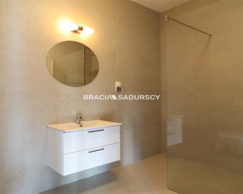 Wygodny dom z przestronnym salonem w atrakcyjnej lokalizacji niedaleko Krakowa   

 Na sprzedaż duży i wygodny dom o powierzchn