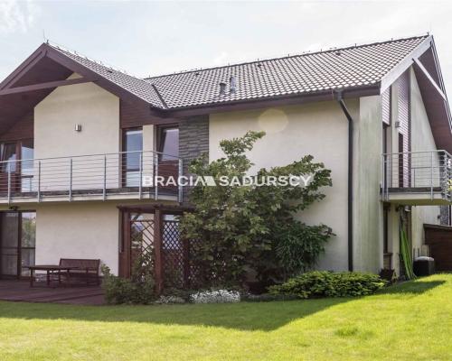 Przestronny dom z dużą działką