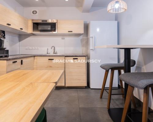 Budynek biurowy z możl. rozbudowy , 400m2