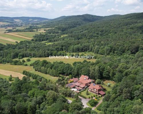 Wyjątkowy obiekt mieszkalno - usługowy o pow. 820 m2 w Iwkowej   

 Oferujemy Państwu unikalną nieruchomość o charakterze miesz