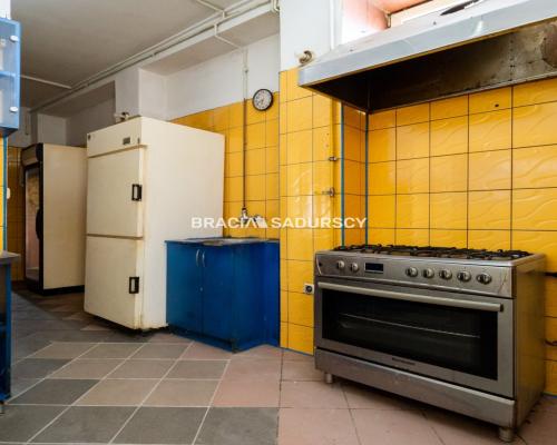 Usługowo-mieszkalny w centrum z własnym parkingiem