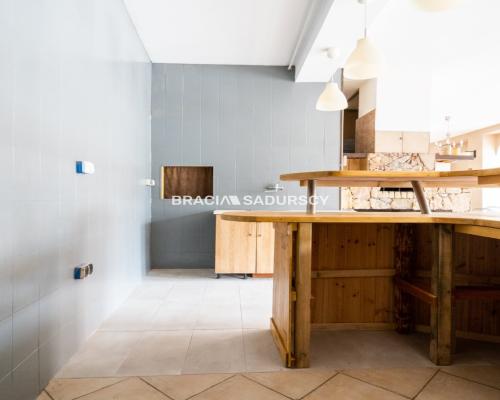 Usługowo-mieszkalny w centrum z własnym parkingiem