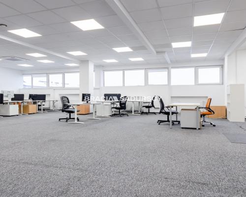 Do wynajęcia lokal biurowy typu open space o pow. ~300m2 z możliwością podziału. 
 
P&oacute;łnocna część Krakowa gdzie niebawe