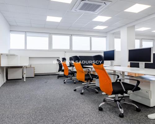 Do wynajęcia lokal biurowy typu open space o pow. ~300m2 z możliwością podziału. 
 
P&oacute;łnocna część Krakowa gdzie niebawe