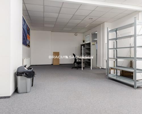 Do wynajęcia lokal biurowy typu open space o pow. ~300m2 z możliwością podziału. 
 
P&oacute;łnocna część Krakowa gdzie niebawe