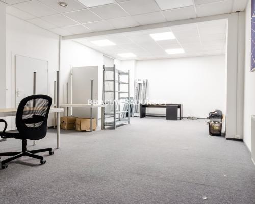 Do wynajęcia lokal biurowy typu open space o pow. ~300m2 z możliwością podziału. 
 
P&oacute;łnocna część Krakowa gdzie niebawe