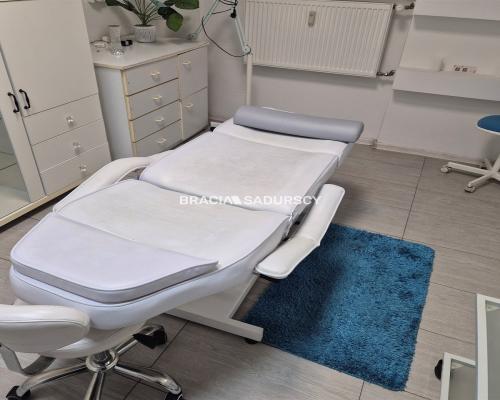 Działający fryzjer odstąpi lokal 64m2