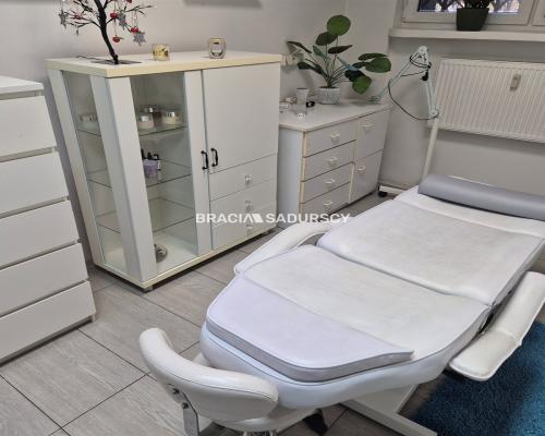 Działający fryzjer odstąpi lokal 64m2